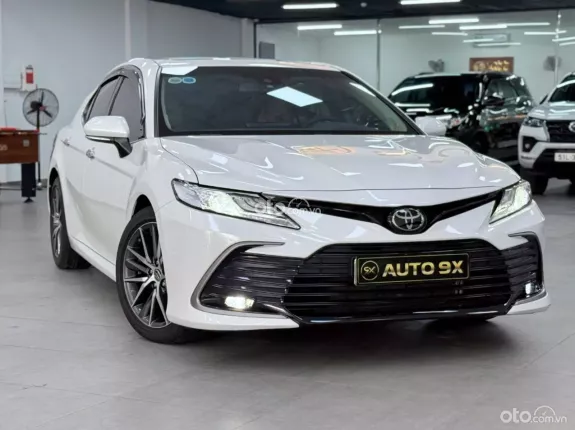 Toyota Camry 2.0Q 2023 - Xe Màu Trắng Ngọc Trai - Nội thất Kem
