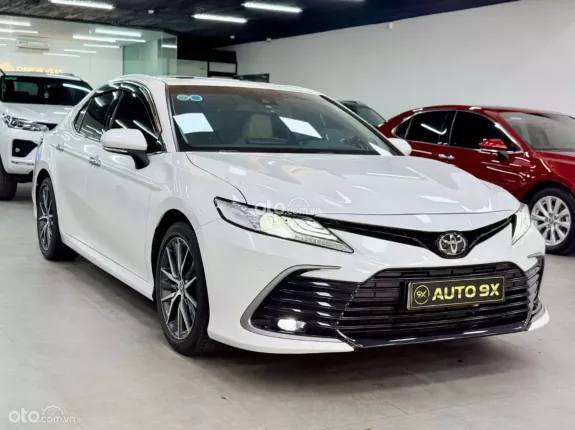 Toyota Camry 2.0Q 2023 - Xe Màu Trắng Ngọc Trai - Nội thất Kem