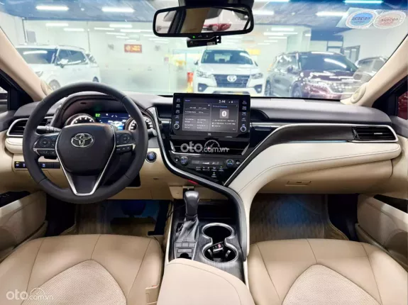 Toyota Camry 2.0Q 2023 - Xe Màu Trắng Ngọc Trai - Nội thất Kem