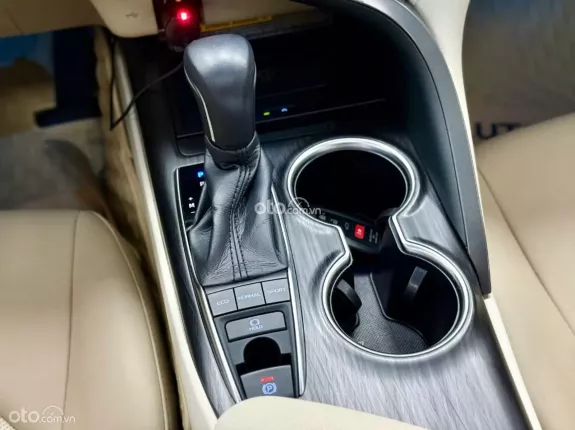 Toyota Camry 2.0Q 2023 - Xe Màu Trắng Ngọc Trai - Nội thất Kem