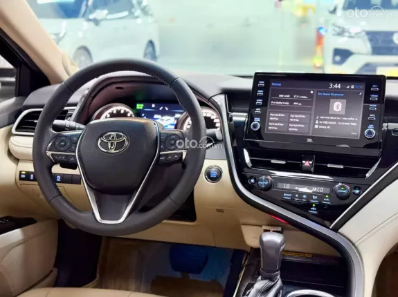 Toyota Camry 2.0Q 2023 - Xe Màu Trắng Ngọc Trai - Nội thất Kem