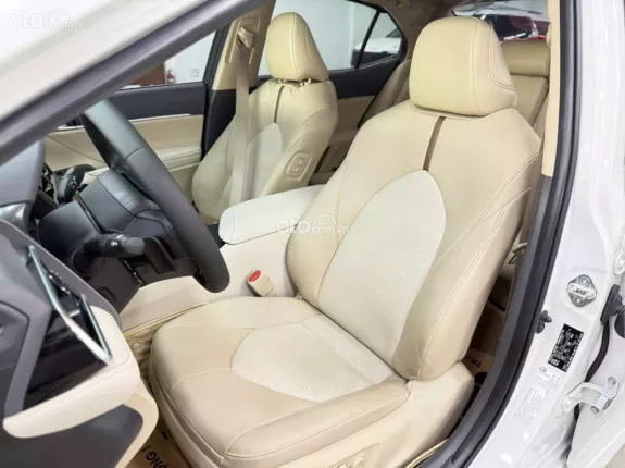 Toyota Camry 2.0Q 2023 - Xe Màu Trắng Ngọc Trai - Nội thất Kem