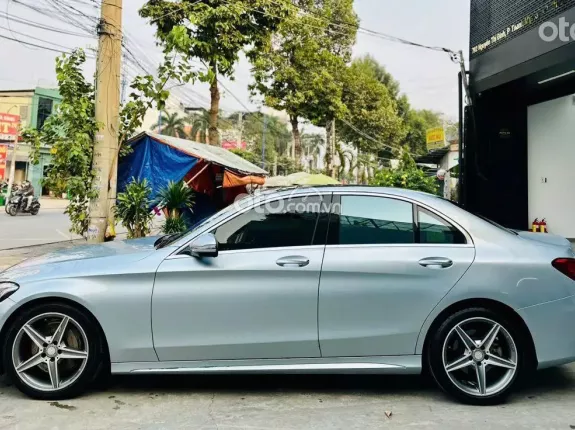Mercedes-Benz C300 AMG 2015 - Nội thất đỏ
