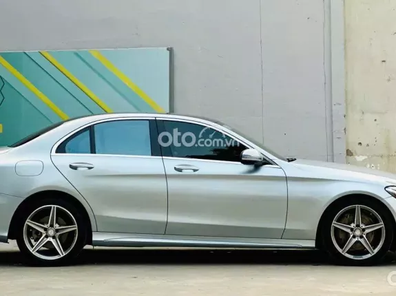 Mercedes-Benz C300 AMG 2015 - Nội thất đỏ