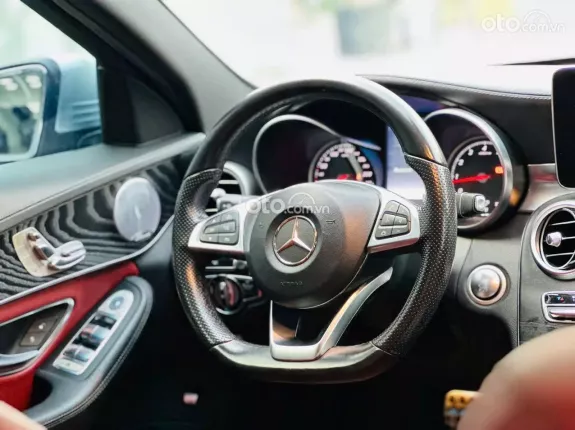Mercedes-Benz C300 AMG 2015 - Nội thất đỏ