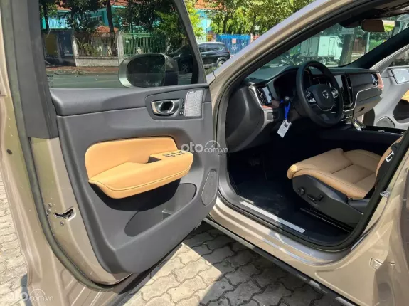 Volvo XC60 B6 Ultimate Bright 2024 - XC60 mới tiết kiệm 200tr so với xe mới