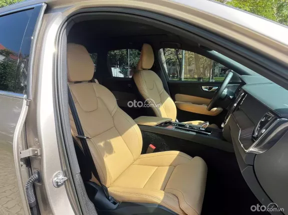 Volvo XC60 B6 Ultimate Bright 2024 - XC60 mới tiết kiệm 200tr so với xe mới