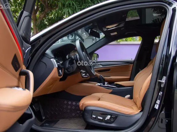 BMW 520i M Sport 2023 - Odo 1789 km đăng ký 2024, bản full có đá cốp, cửa hít 5 năm bảo dưỡng free