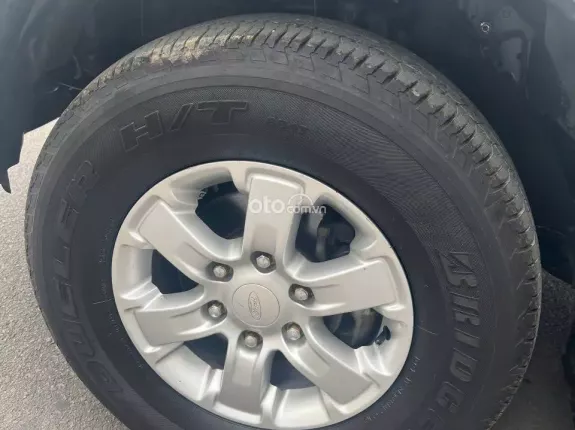 Ford Ranger XLS 2.0L 4x2 AT 2015 - Xe màu trắng đẹp, giá còn thương lượng sâu