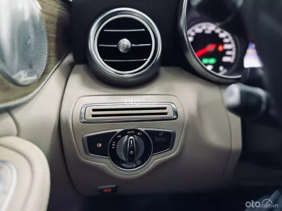 Mercedes-Benz C250 2016 - Màu Bạc ánh kim, nội thất kem
