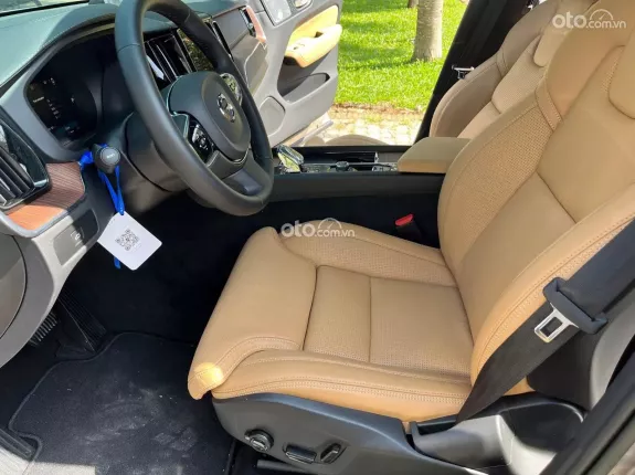 Volvo XC60 B6 Ultimate Bright 2023 - Odo 90km cho một chiếc xe độc nhất nhì