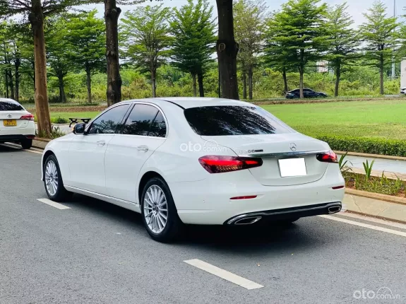 Mercedes-Benz E200 Exclusive V1 2022 - Trắng Đen