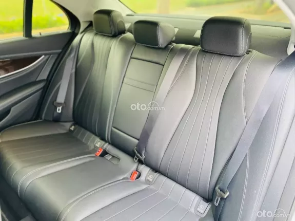 Mercedes-Benz E200 Exclusive V1 2022 - Trắng Đen
