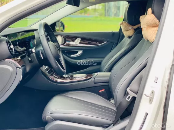 Mercedes-Benz E200 Exclusive V1 2022 - Trắng Đen