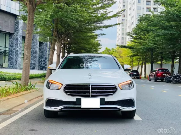Mercedes-Benz E200 Exclusive V1 2022 - Trắng Đen