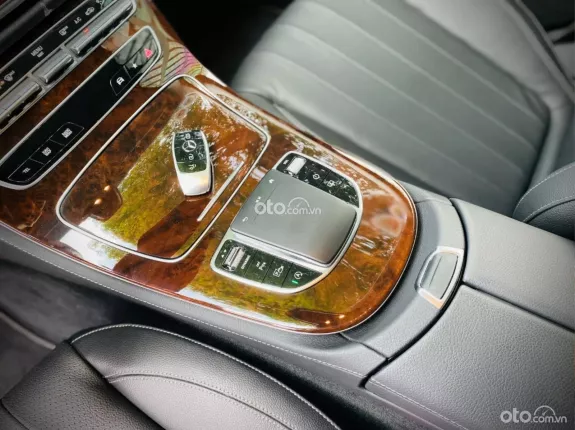 Mercedes-Benz E200 Exclusive V1 2022 - Trắng Đen