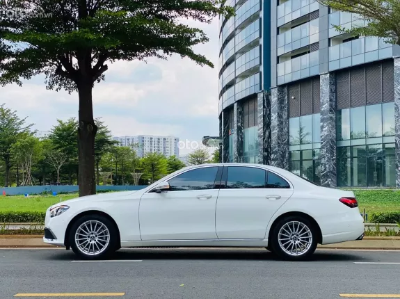 Mercedes-Benz E200 Exclusive V1 2022 - Trắng Đen