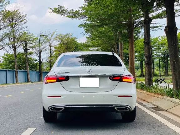Mercedes-Benz E200 Exclusive V1 2022 - Trắng Đen