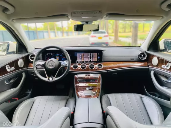 Mercedes-Benz E200 Exclusive V1 2022 - Trắng Đen