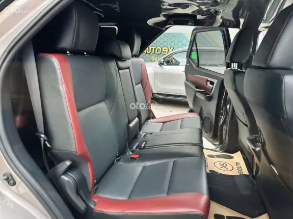 Toyota Fortuner 2.4 AT 4x2 Legender 2024 - Odo 8.000 km - Siêu lướt