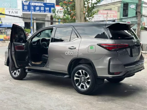 Toyota Fortuner 2.4 AT 4x2 Legender 2024 - Odo 8.000 km - Siêu lướt