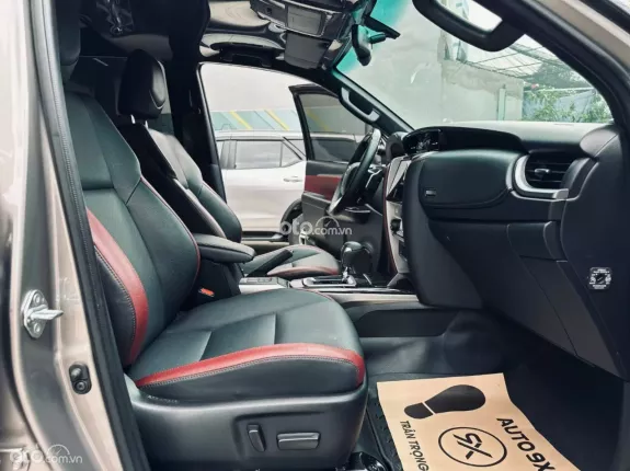 Toyota Fortuner 2.4 AT 4x2 Legender 2024 - Odo 8.000 km - Siêu lướt