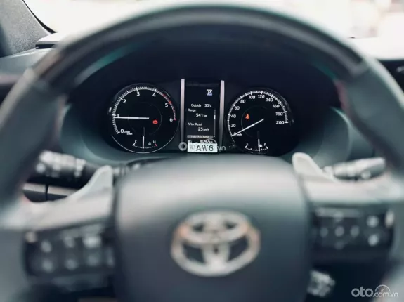 Toyota Fortuner 2.4 AT 4x2 Legender 2024 - Odo 8.000 km - Siêu lướt