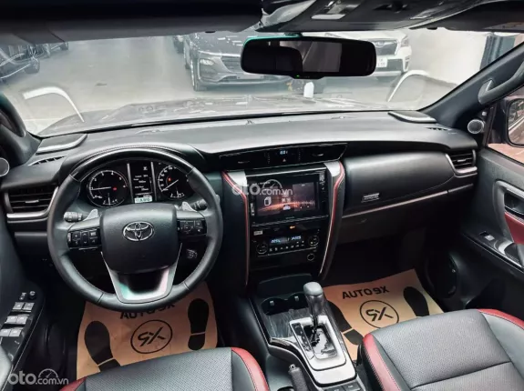 Toyota Fortuner 2.4 AT 4x2 Legender 2024 - Odo 8.000 km - Siêu lướt