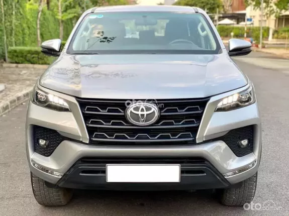 Toyota Fortuner 2.4 MT 4x2 2021 - Số sàn, máy dầu, màu bạc