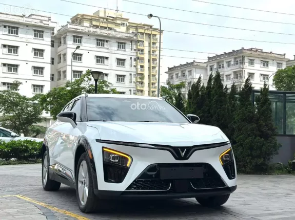 VinFast VF7 Base 2024 - Xe nâng cấp phim cách nhiệt thảm trải sàn