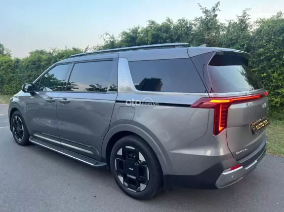 Kia Carnival 2.2D Signature 2024 - Xe màu xám nội thất nâu, ODO chỉ 6.000km