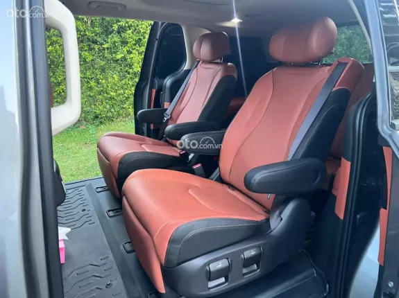 Kia Carnival 2.2D Signature 2024 - Xe màu xám nội thất nâu, ODO chỉ 6.000km