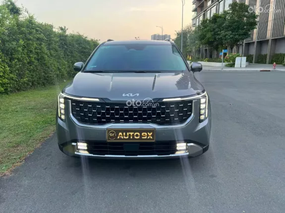 Kia Carnival 2.2D Signature 2024 - Xe màu xám nội thất nâu, ODO chỉ 6.000km