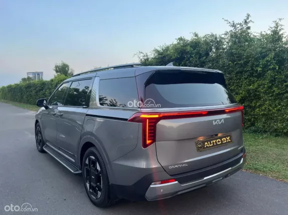 Kia Carnival 2.2D Signature 2024 - Xe màu xám nội thất nâu, ODO chỉ 6.000km