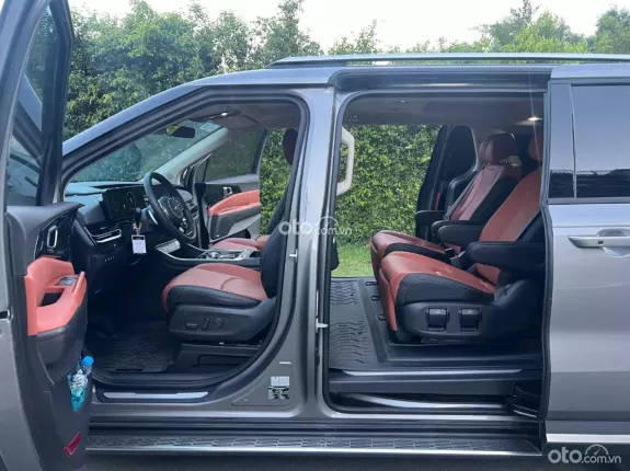 Kia Carnival 2.2D Signature 2024 - Xe màu xám nội thất nâu, ODO chỉ 6.000km