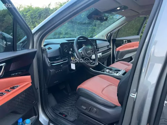 Kia Carnival 2.2D Signature 2024 - Xe màu xám nội thất nâu, ODO chỉ 6.000km