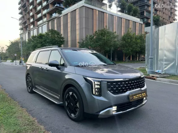 Kia Carnival 2.2D Signature 2024 - Xe màu xám nội thất nâu, ODO chỉ 6.000km