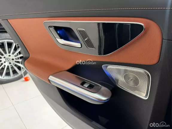 Mercedes-Benz C200 Avantgarde Plus 2022 - Màu đen đẳng cấp, xe lướt như mới