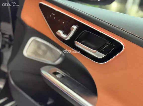 Mercedes-Benz C200 Avantgarde Plus 2022 - Màu đen đẳng cấp, xe lướt như mới