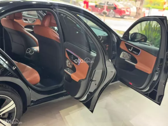 Mercedes-Benz C200 Avantgarde Plus 2022 - Màu đen đẳng cấp, xe lướt như mới