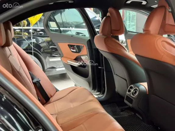 Mercedes-Benz C200 Avantgarde Plus 2022 - Màu đen đẳng cấp, xe lướt như mới