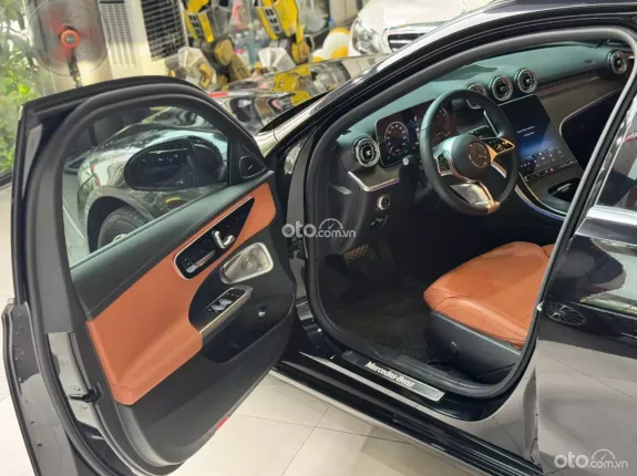 Mercedes-Benz C200 Avantgarde Plus 2022 - Màu đen đẳng cấp, xe lướt như mới