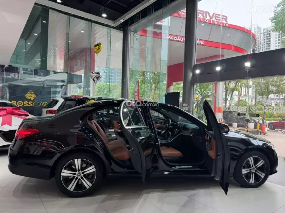 Mercedes-Benz C200 Avantgarde Plus 2022 - Màu đen đẳng cấp, xe lướt như mới