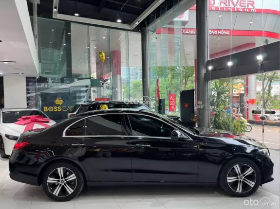 Mercedes-Benz C200 Avantgarde Plus 2022 - Màu đen đẳng cấp, xe lướt như mới