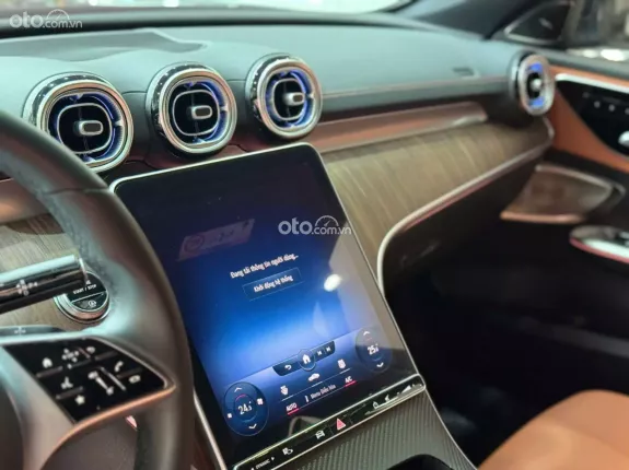 Mercedes-Benz C200 Avantgarde Plus 2022 - Màu đen đẳng cấp, xe lướt như mới