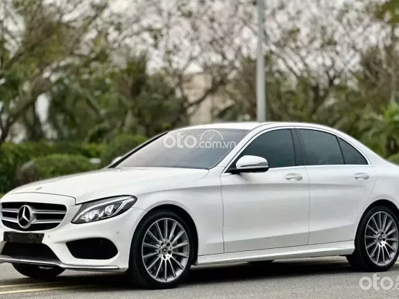 Mercedes-Benz C300 2017 - Gía rẻ cần bán gấp, chỉ 745 triệu