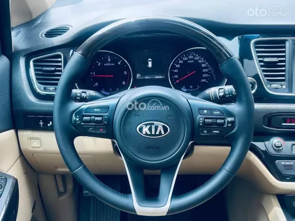 Kia Sedona 2.2 DATH 2018 - Biển Hà Nội. Xe đẹp chất so với đời