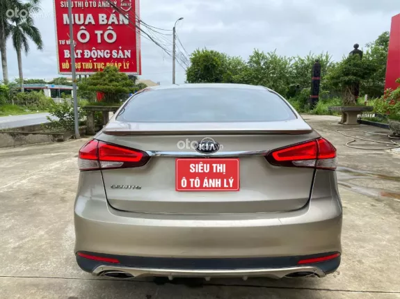Kia Cerato 1.6 MT 2018 - Bán xe cũ chất lượng cao màu vàng nổi bật