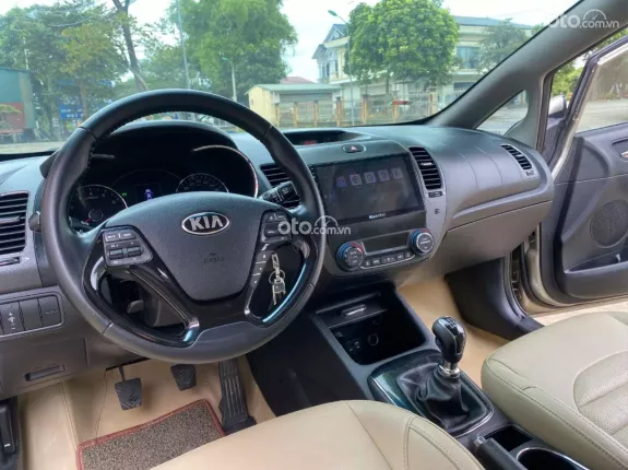 Kia Cerato 1.6 MT 2018 - Bán xe cũ chất lượng cao màu vàng nổi bật