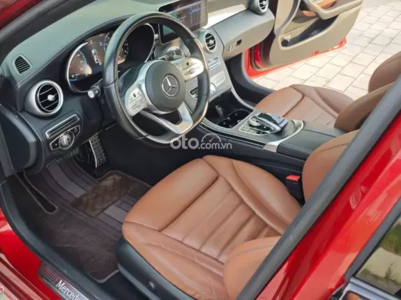 Mercedes-Benz GLC 300 4Matic 2020 - Phiên bản 4Matic mạnh mẽ, đầy đủ tiện nghi